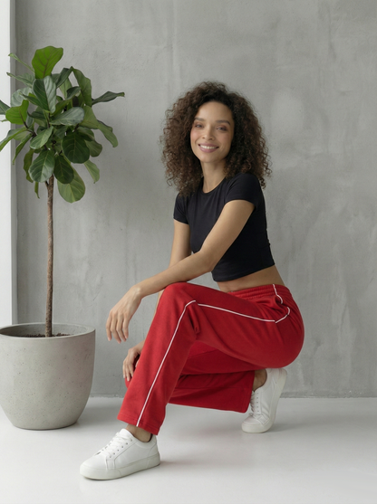 Damen Trainingshose in Rot mit feinen weißen Seitenstreifen