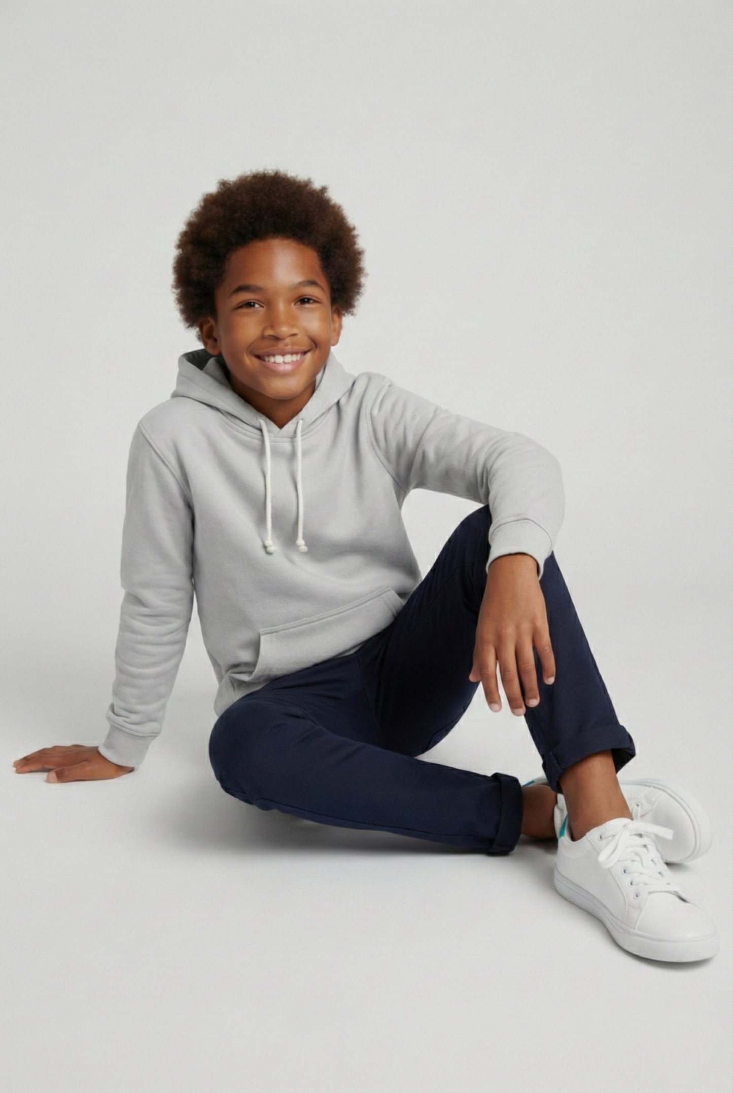 Kinder Hoodie – Hellgrau mit Kängurutasche