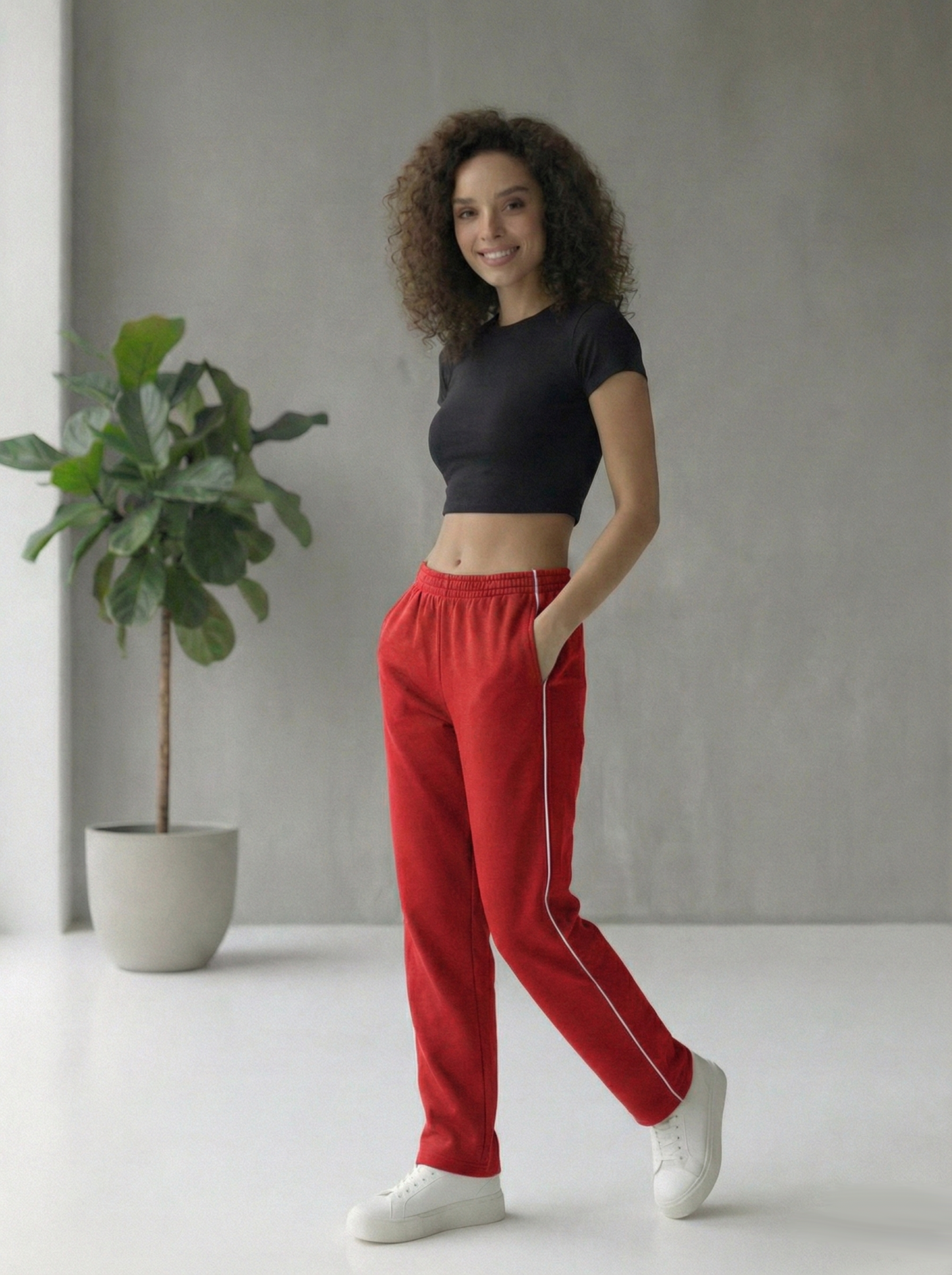 Damen Trainingshose in Rot mit feinen weißen Seitenstreifen