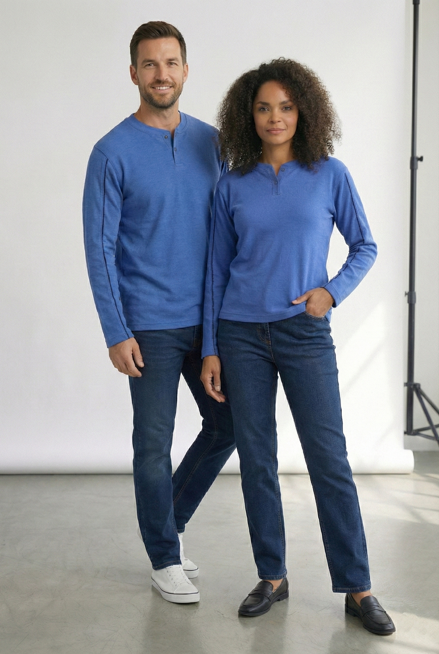 Unisex Pullover – Blau mit Knopfleiste und schwarzer Ziernaht