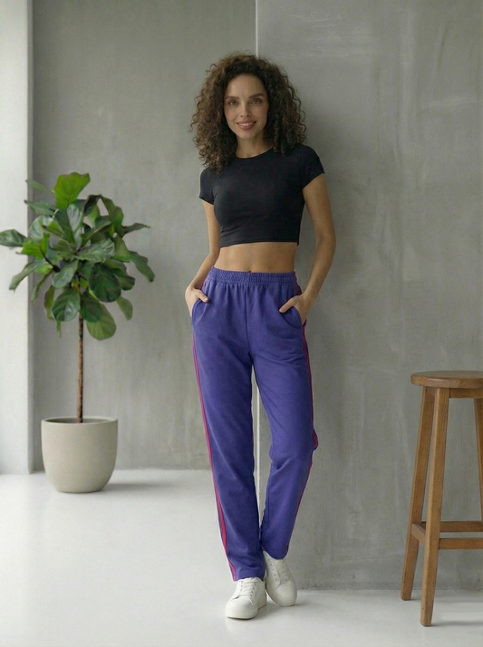 Damen Trainingshose in Violett mit roten Kontraststreifen