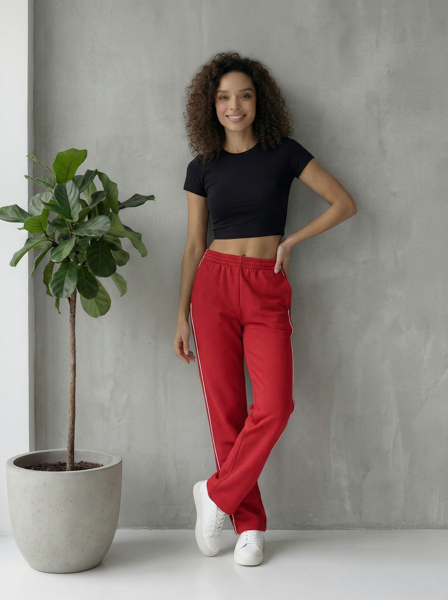 Damen Trainingshose in Rot mit feinen weißen Seitenstreifen
