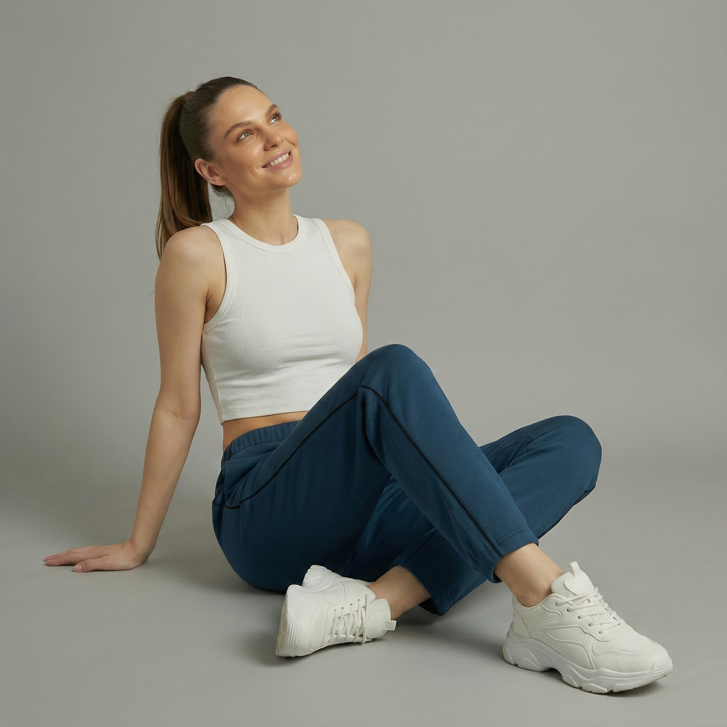 Damen Trainingshose in Blau mit schwarzer Seitenziernaht