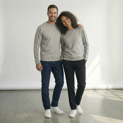 Unisex Pullover – Hellgrau mit feiner Ziernaht