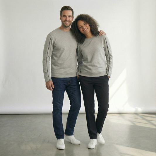 Unisex Pullover – Hellgrau mit feiner Ziernaht