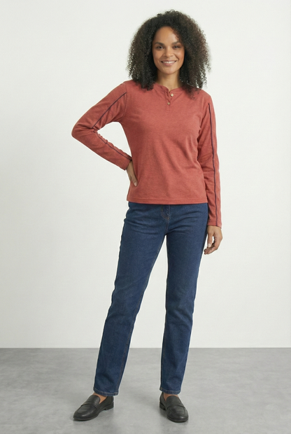 Unisex Langarmshirt – Rostrot mit feiner Ziernaht