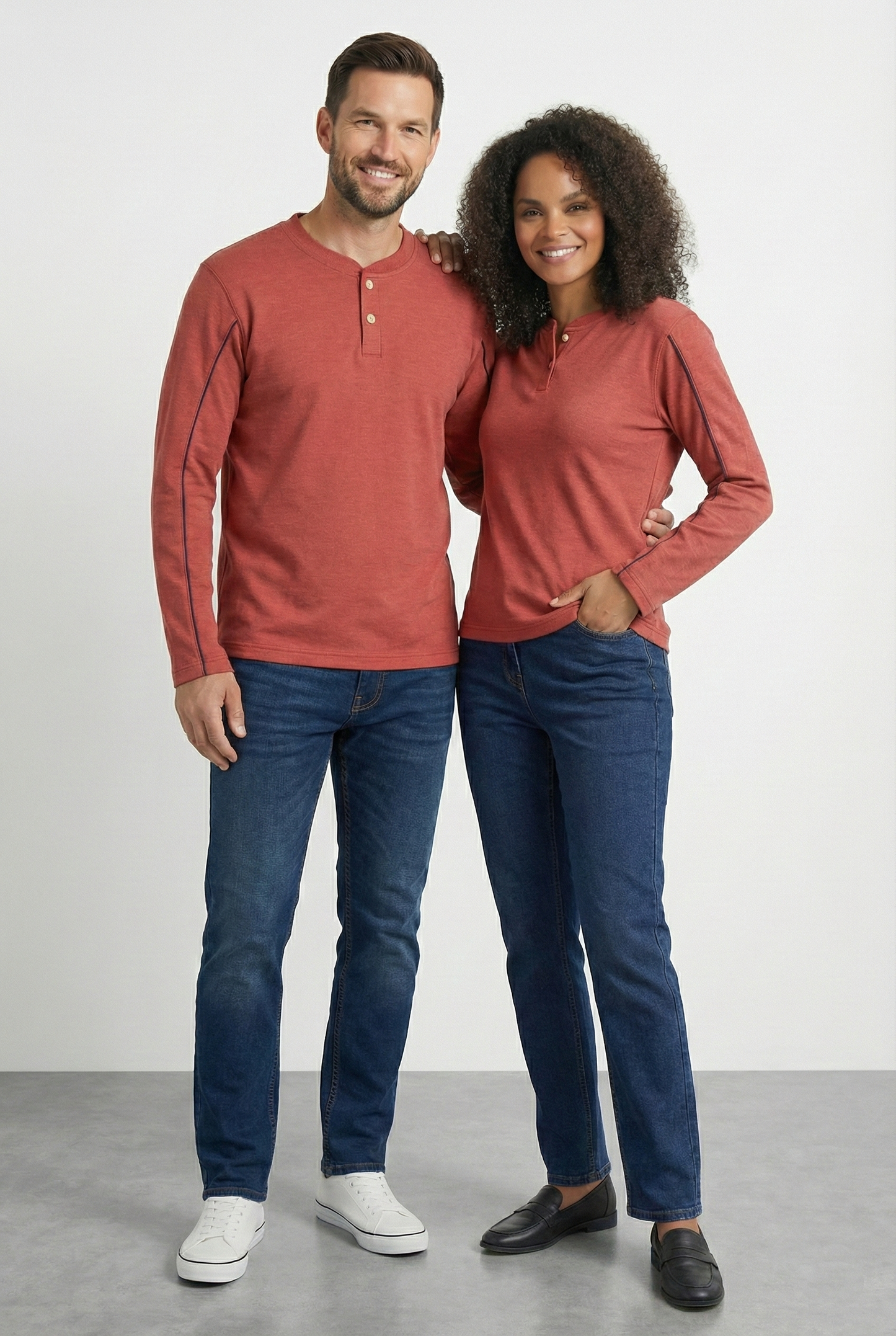 Unisex Langarmshirt – Rostrot mit feiner Ziernaht