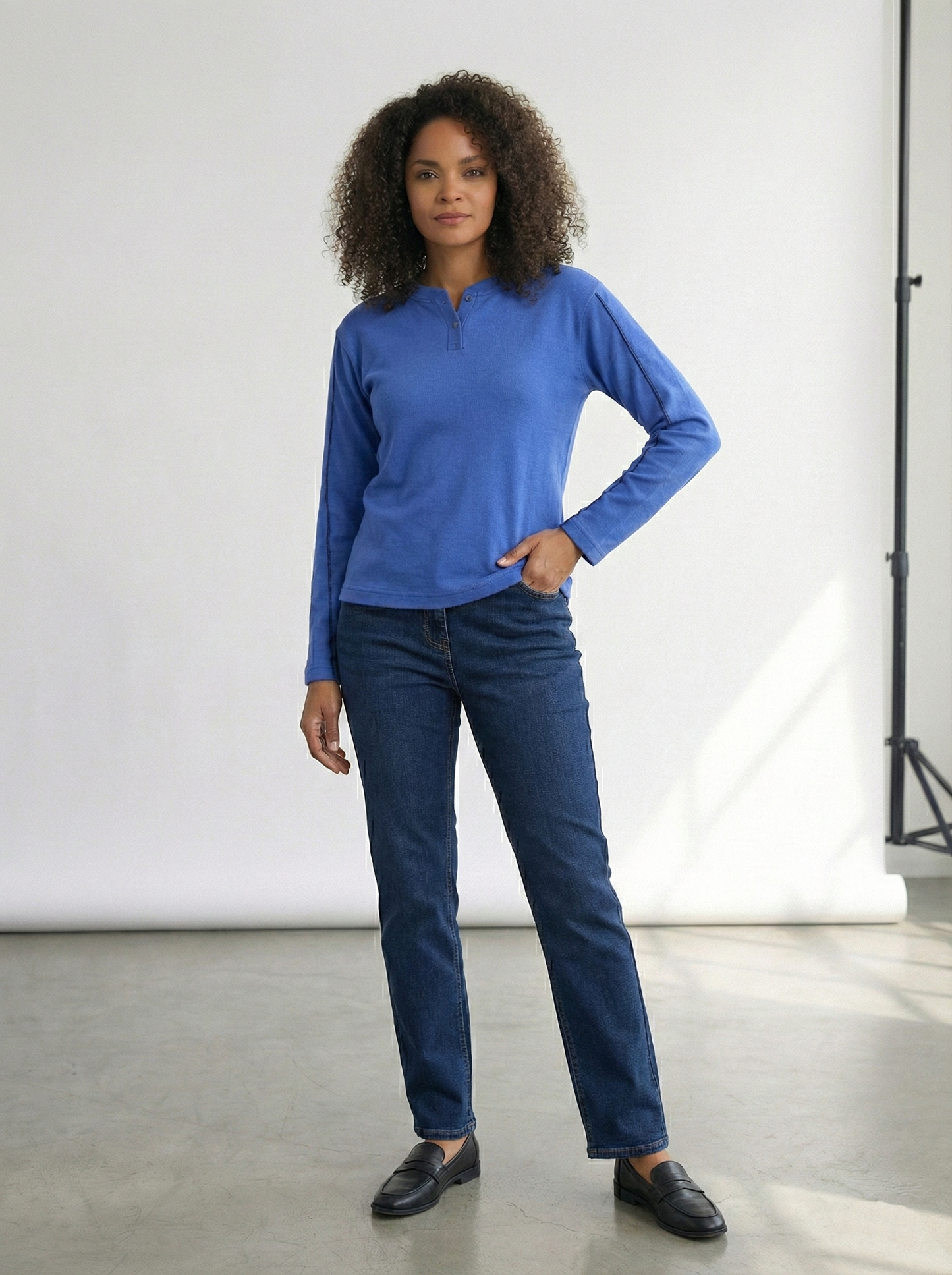 Unisex Pullover – Blau mit Knopfleiste und schwarzer Ziernaht