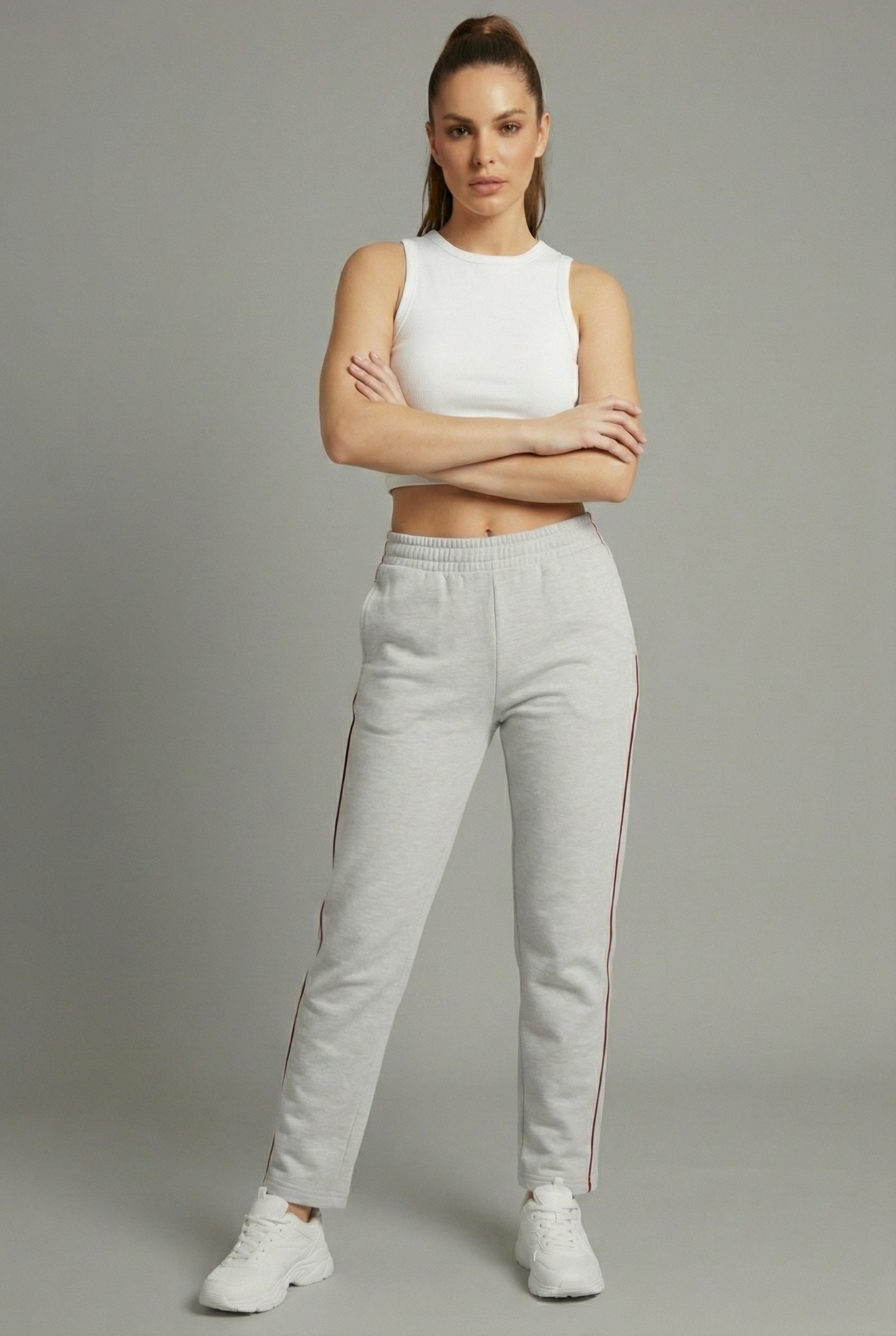 Damen Trainingshose in Cremeweiß mit rotem Seitenstreifen